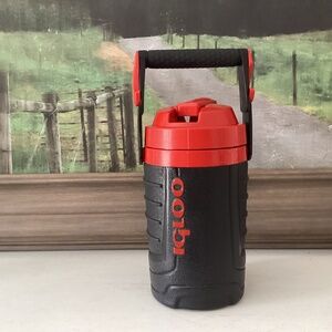 Igloo Sport Hook 1/2 Half Gallon Water Cooler Jug Spout Performance Black Red.